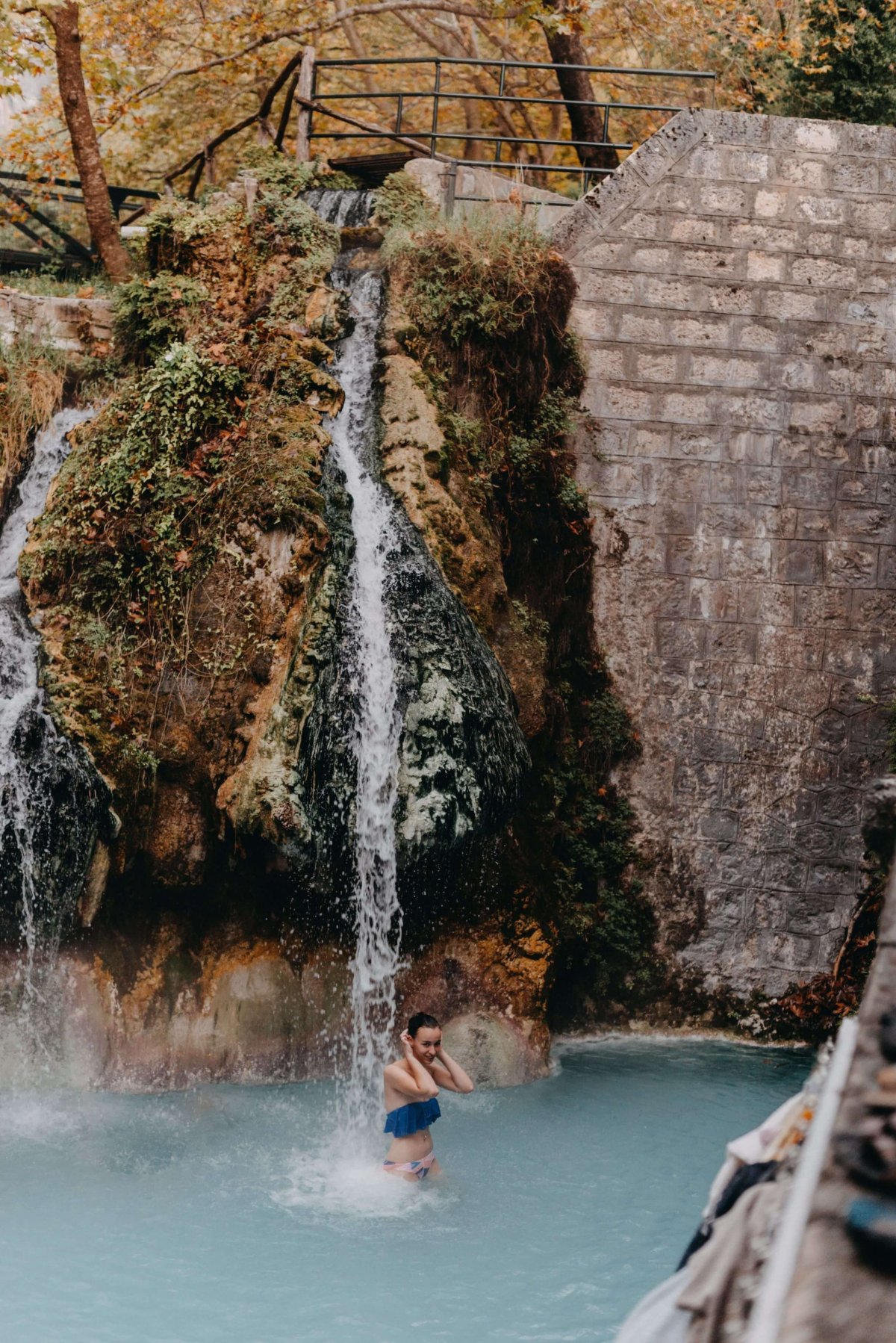 Placený bazén v vodopádem (věčně zabraným důchodci).
