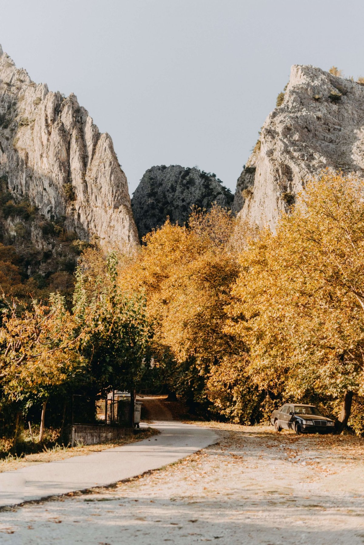 Skály u vesnice Loutraki.