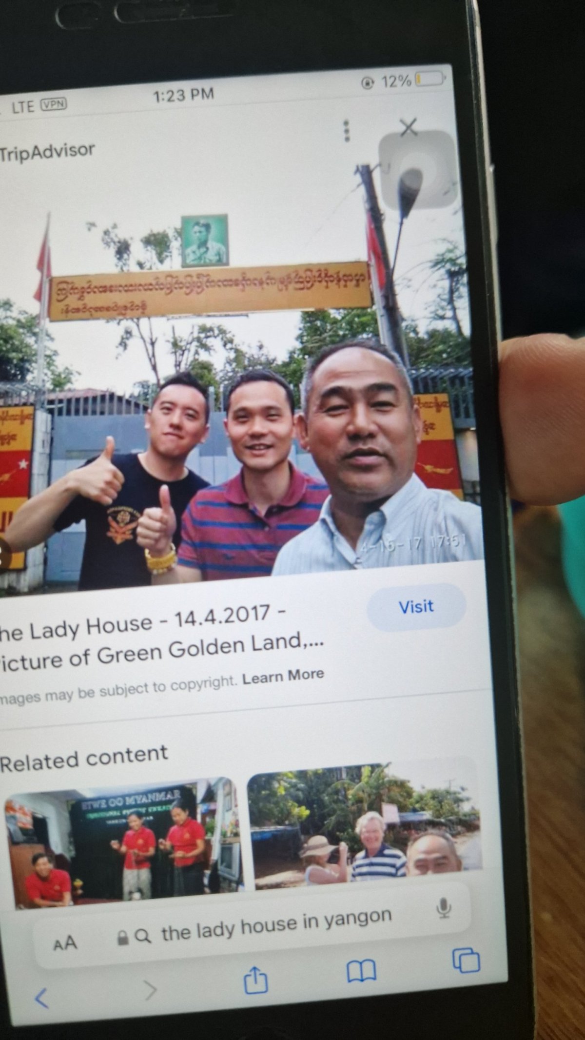 Takhle by měl Su Ťij dům vypadat, ukazuje průvodce na svém tlefonu
