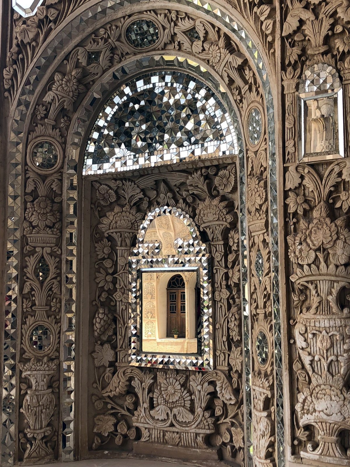 Výzdoba celého panství je vyladěná do nejmenších detailů. Zrcadýlka jsou jednou z věcí, kterou Íránci na výzdobě prostě milují.