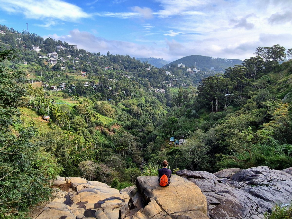 Výhled na Ellu od Small Rawana waterfall