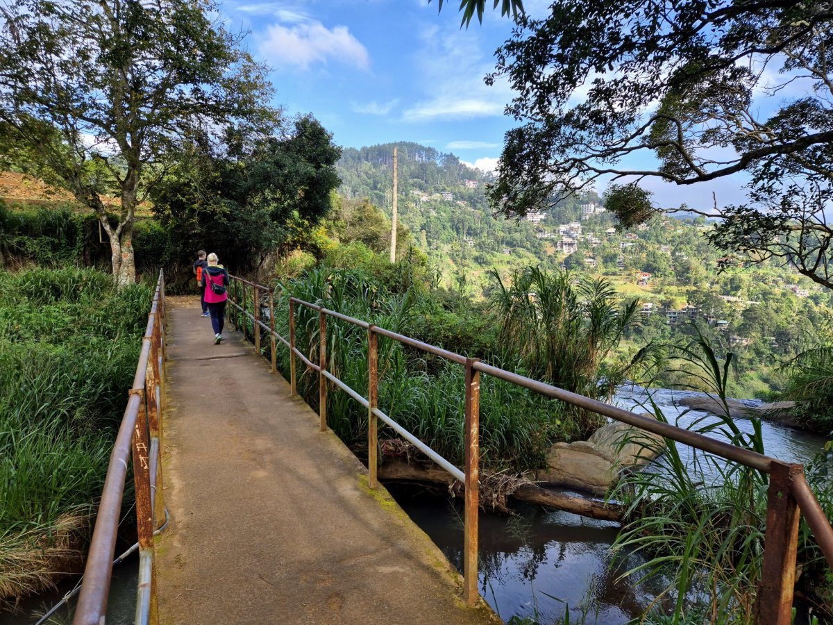 A kolem Small Rawana waterfall