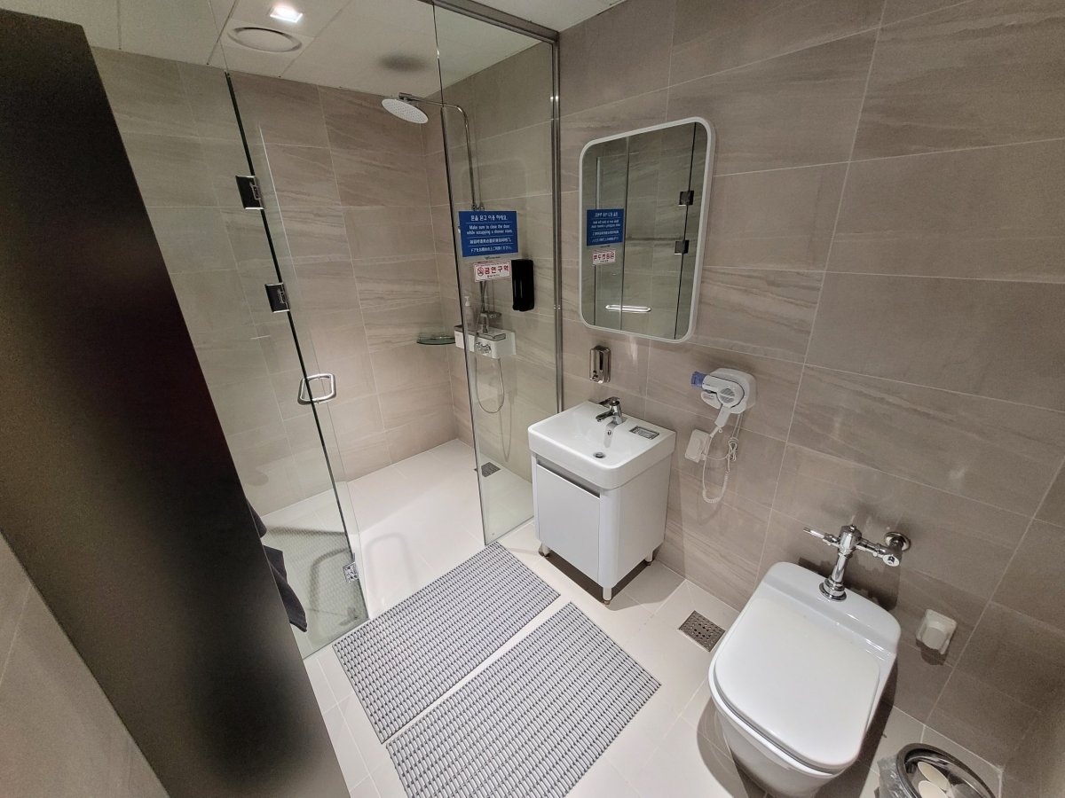 Incheon, sprchy v Transfer Lounge