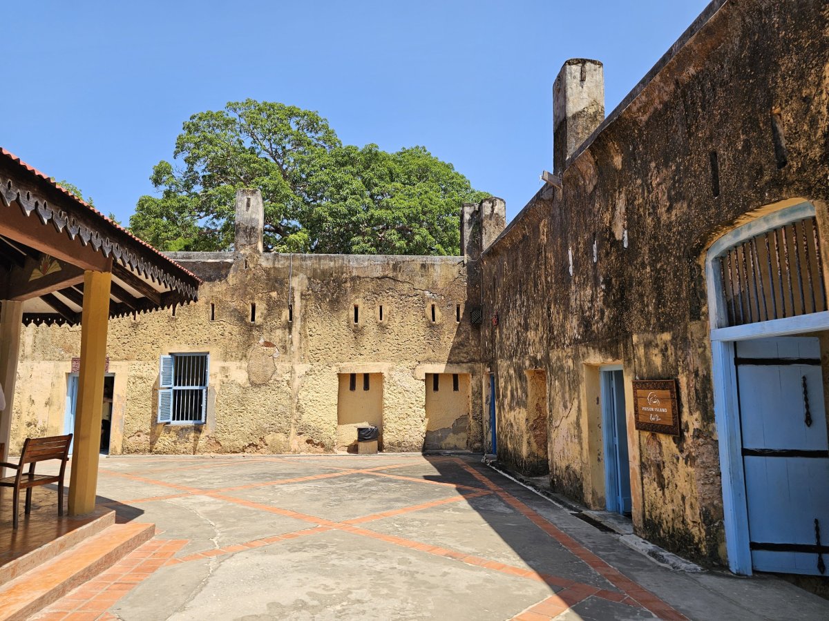 Prison Island, budova vězení