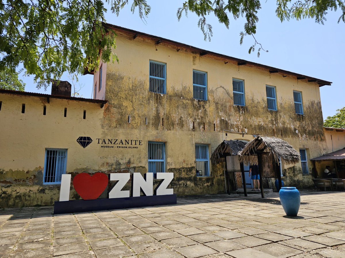 Prison Island, budova vězení s nápisem I love ZNZ