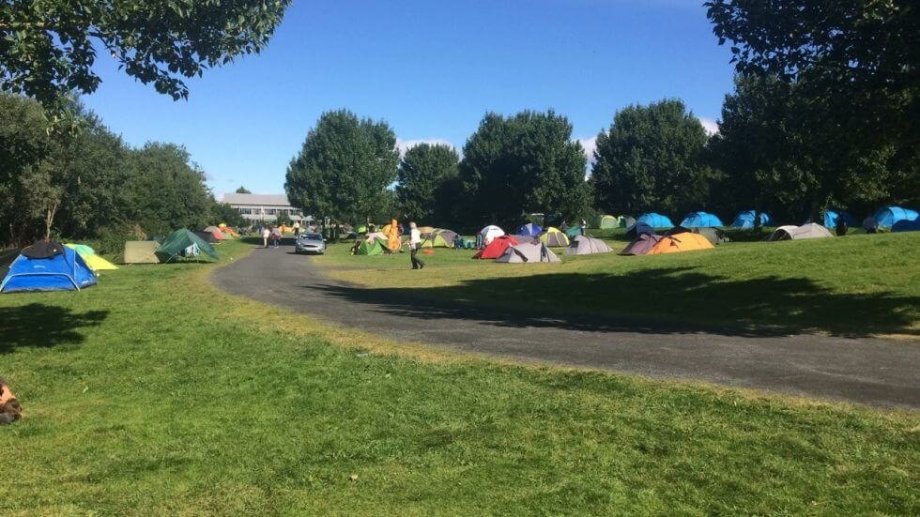 Část kempu se stany