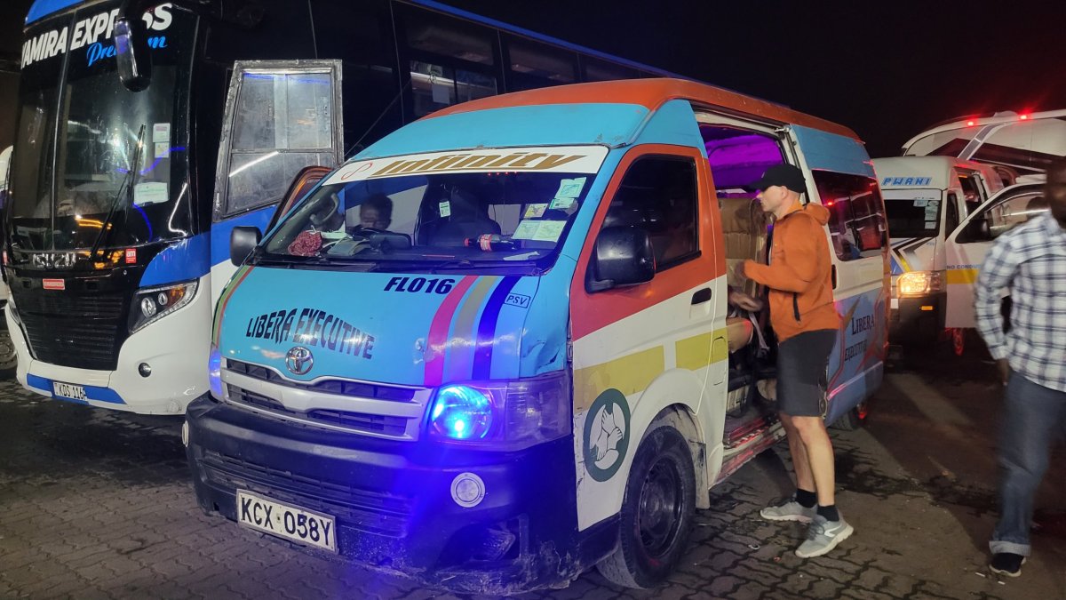 2. dopravní prostředek = přidělený minibus do Mombasy