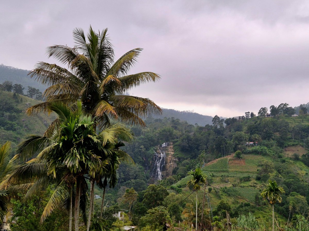 V dálce Small Rawana waterfall