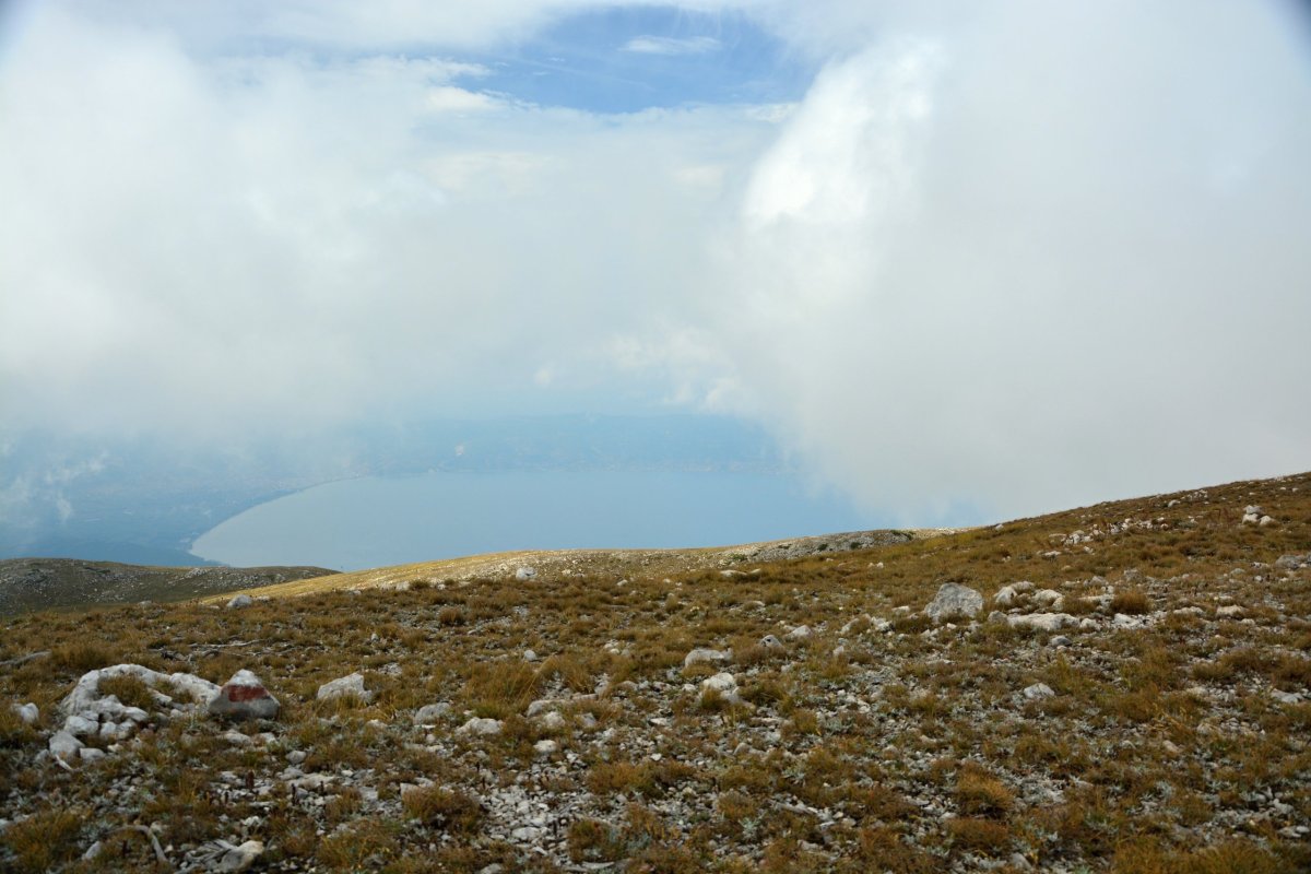 Bohužel se navrchu držela oblaka mlhy, ale na chvíli se nám vyjasnil pohled na jezero Ohrid.