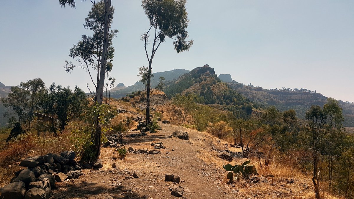 Nad městem Lalibela v horách ve výšce 3 tis metrů jsou další kostely.