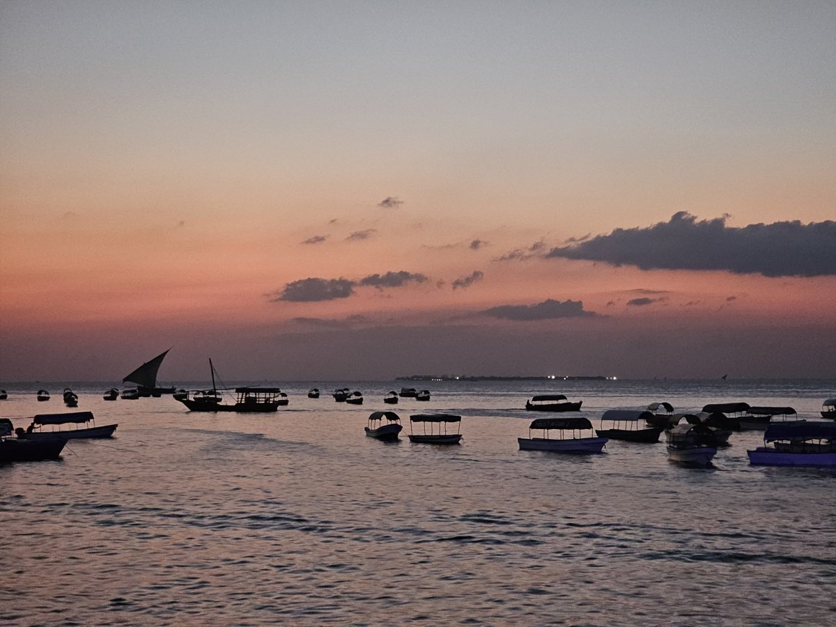 Západ slunce z promenády Forodhani