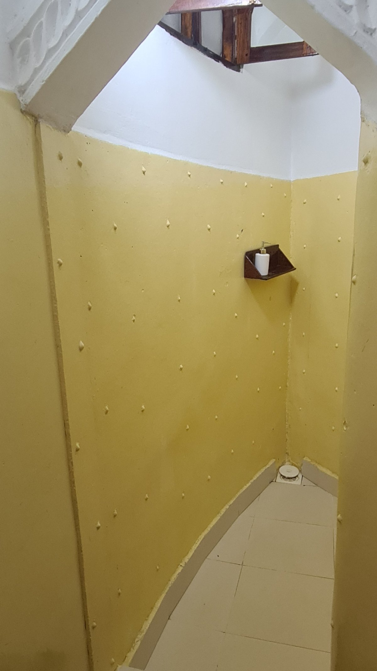 (vězeňská) koupelna