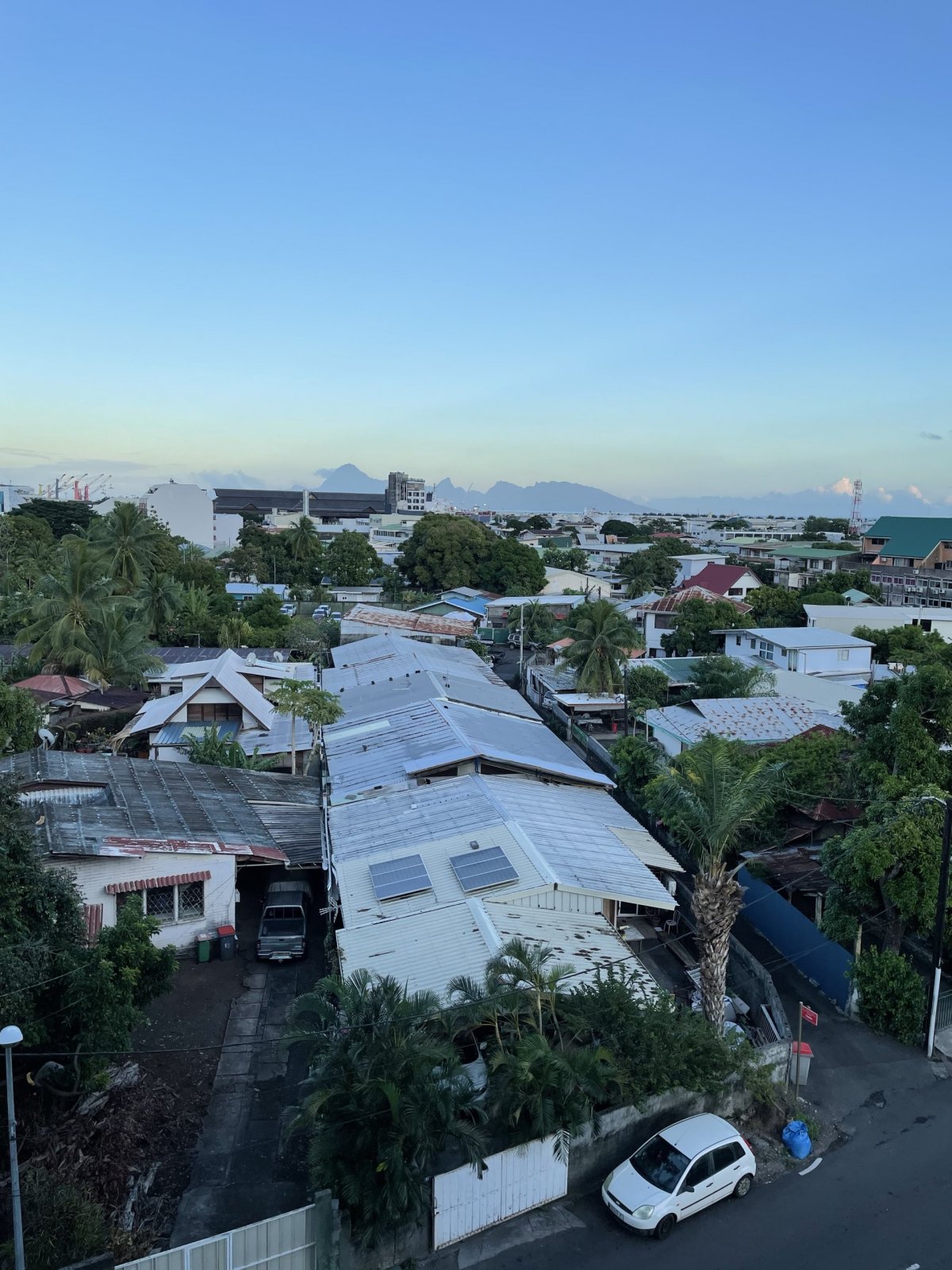 Pohled z balkonu, Papeete (v pozadí Moorea)