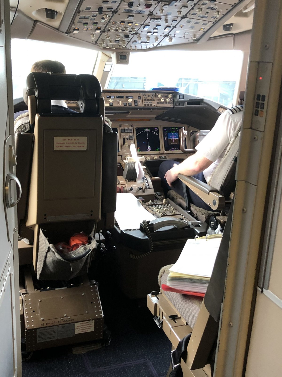 Pilotní kabina před odletem do Bahrajnu