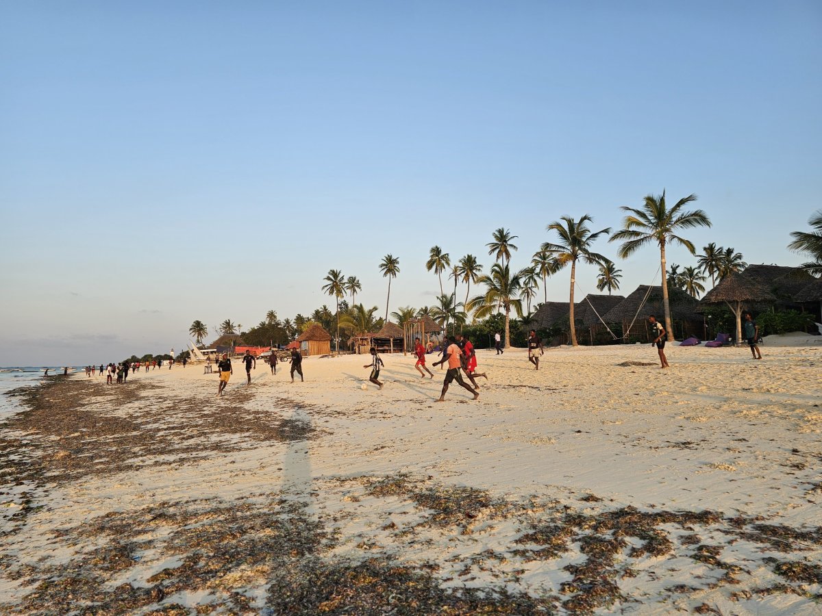 Hraní fotbalu na Nungwi Beach
