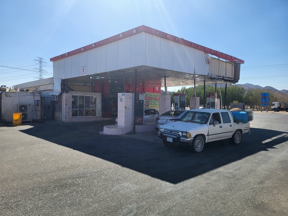 Benzínka na odbočce k Al Disah