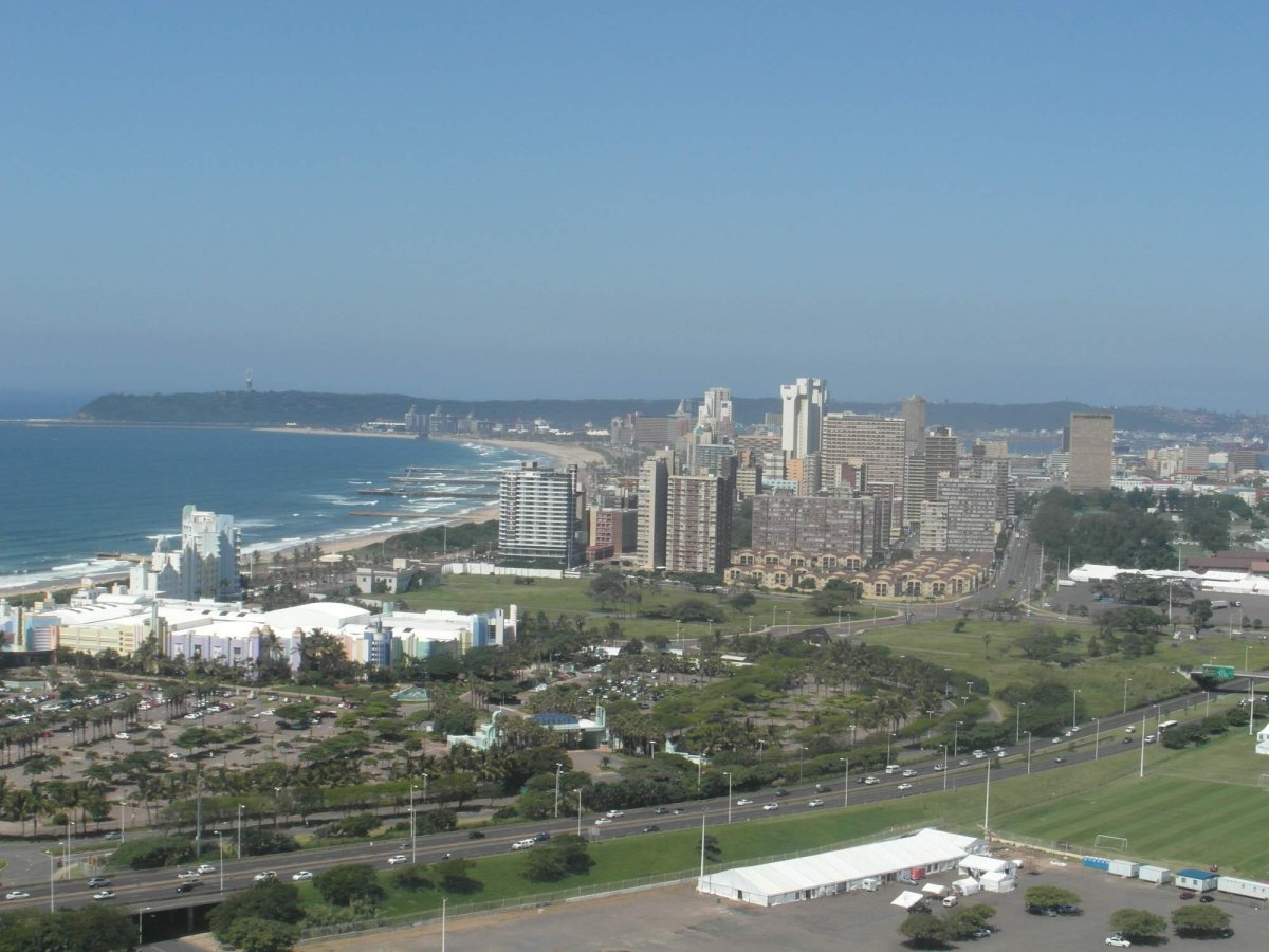 pohled na Durban z oblouku stadionu