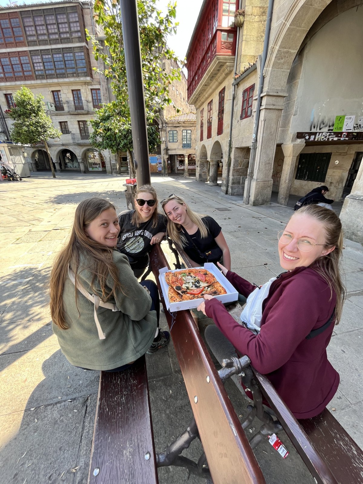 Dostaly jsme od kluků z krámku 3 pizza kousky zadarmo :D