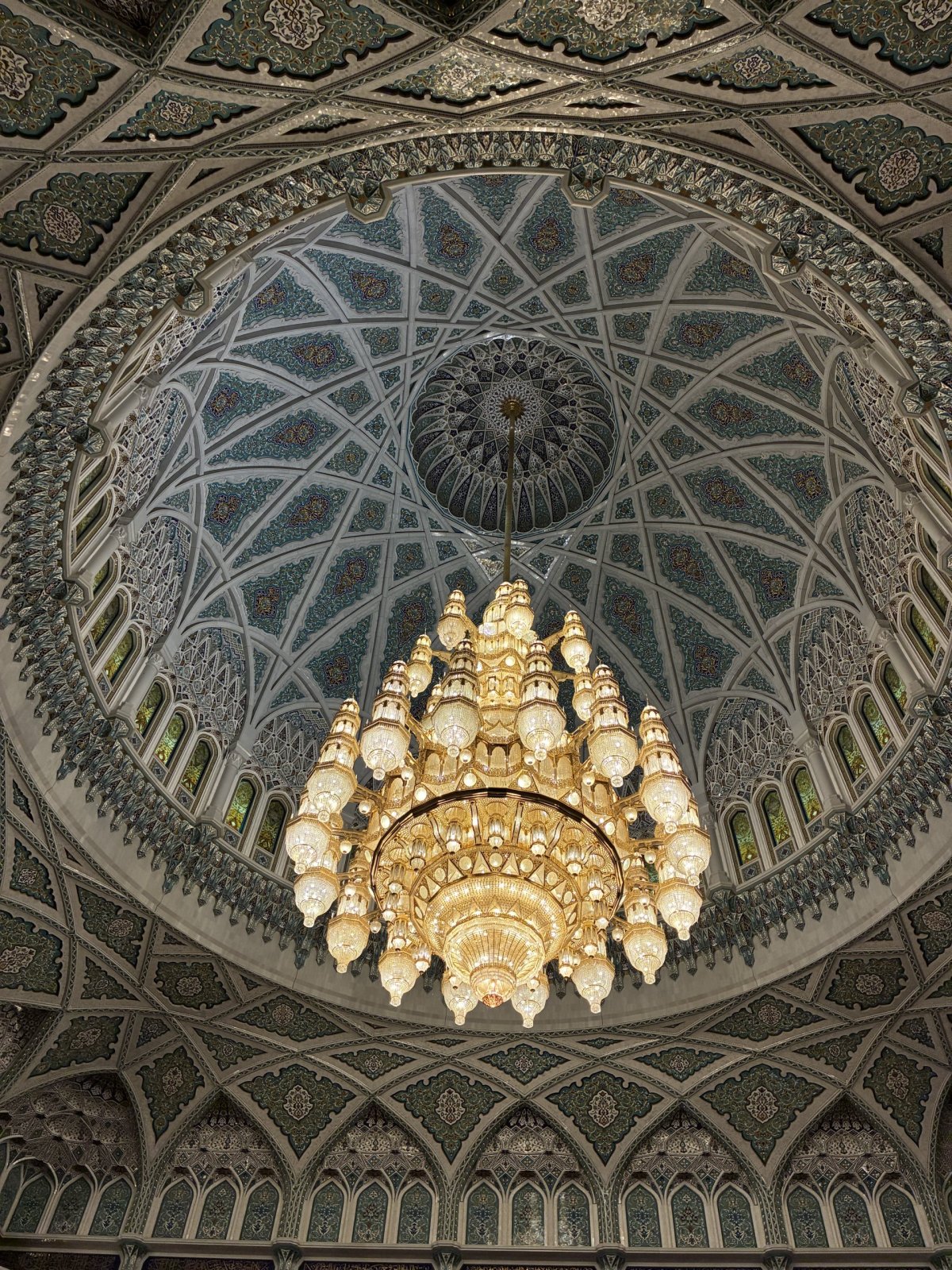 Lustr ve Velké mešitě Sultána Qaboose