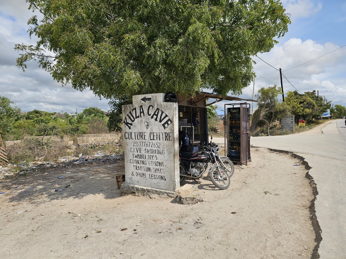 Kuza Cave, značení