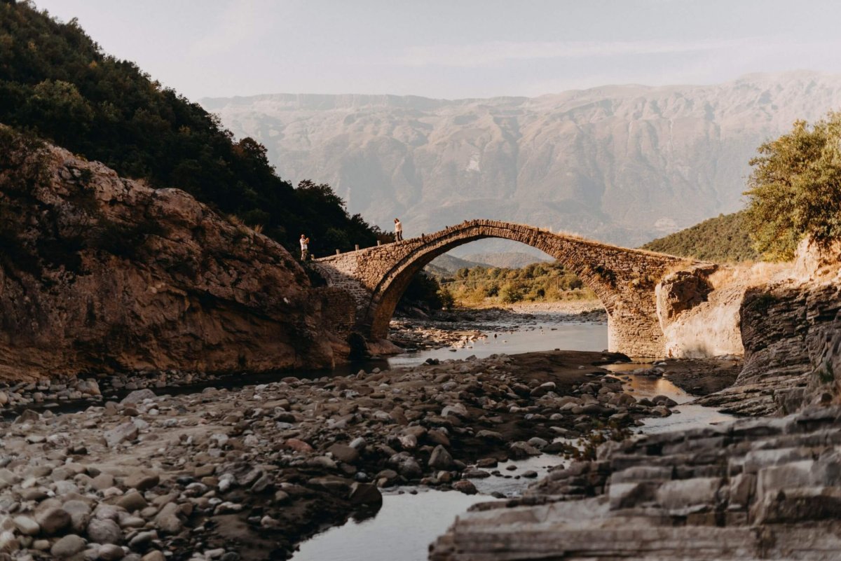 Pohled na hory přes kamenný most. 