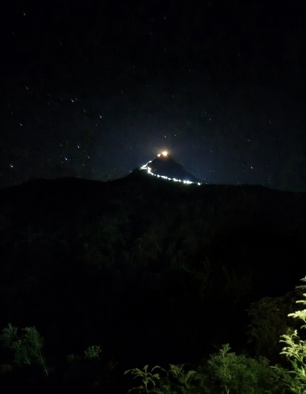 Osvětlená stezka na Adamovu horu