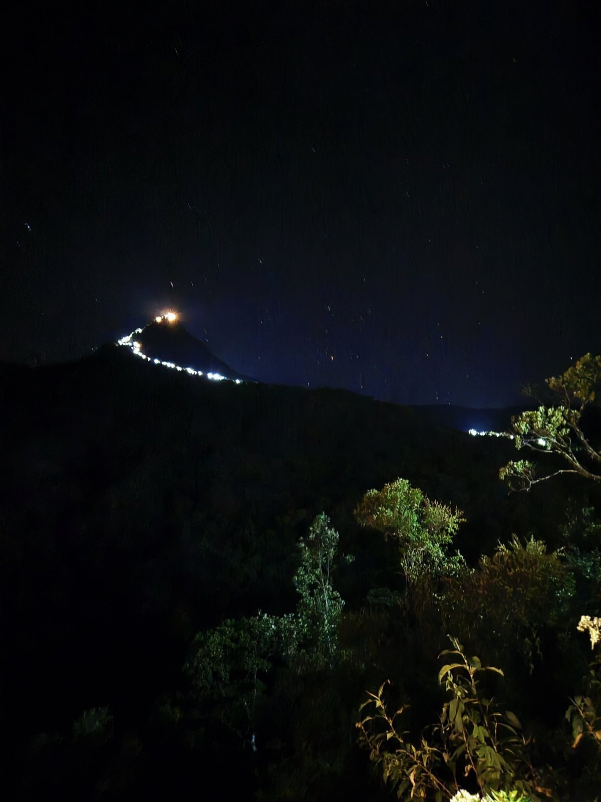 Osvětlená stezka na Adamovu horu