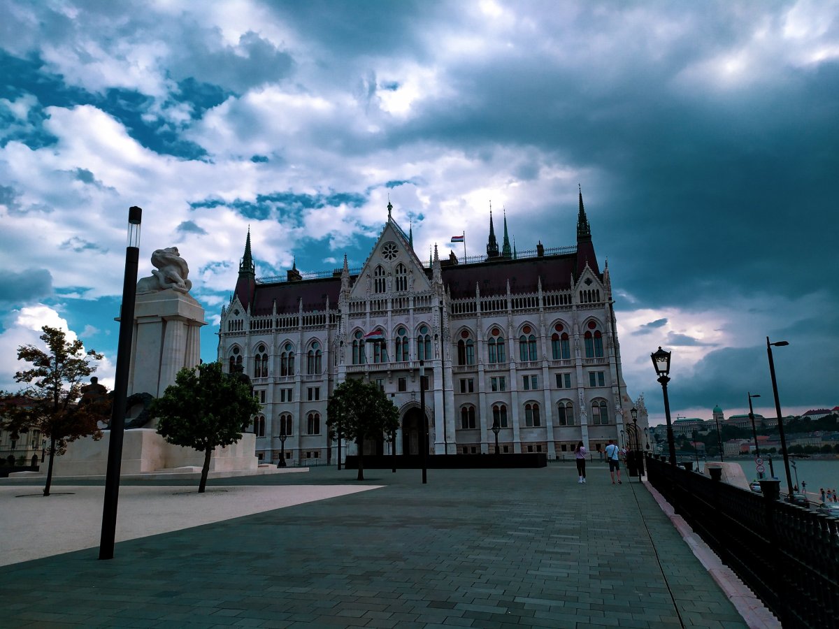 Budovu Parlamentu při svých toulkách Budapeští rozhodně nesmíte minout.