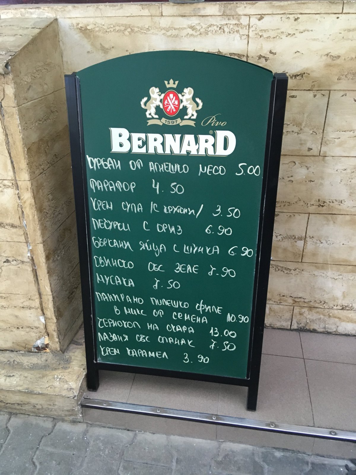 Bernard a menu místní restaurace