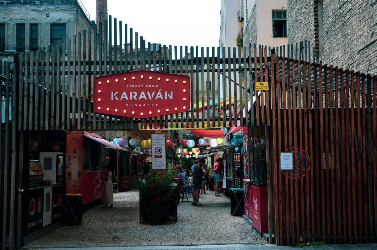 Vítejte v ráji, kterým KARAVÁN bezpochyby je.