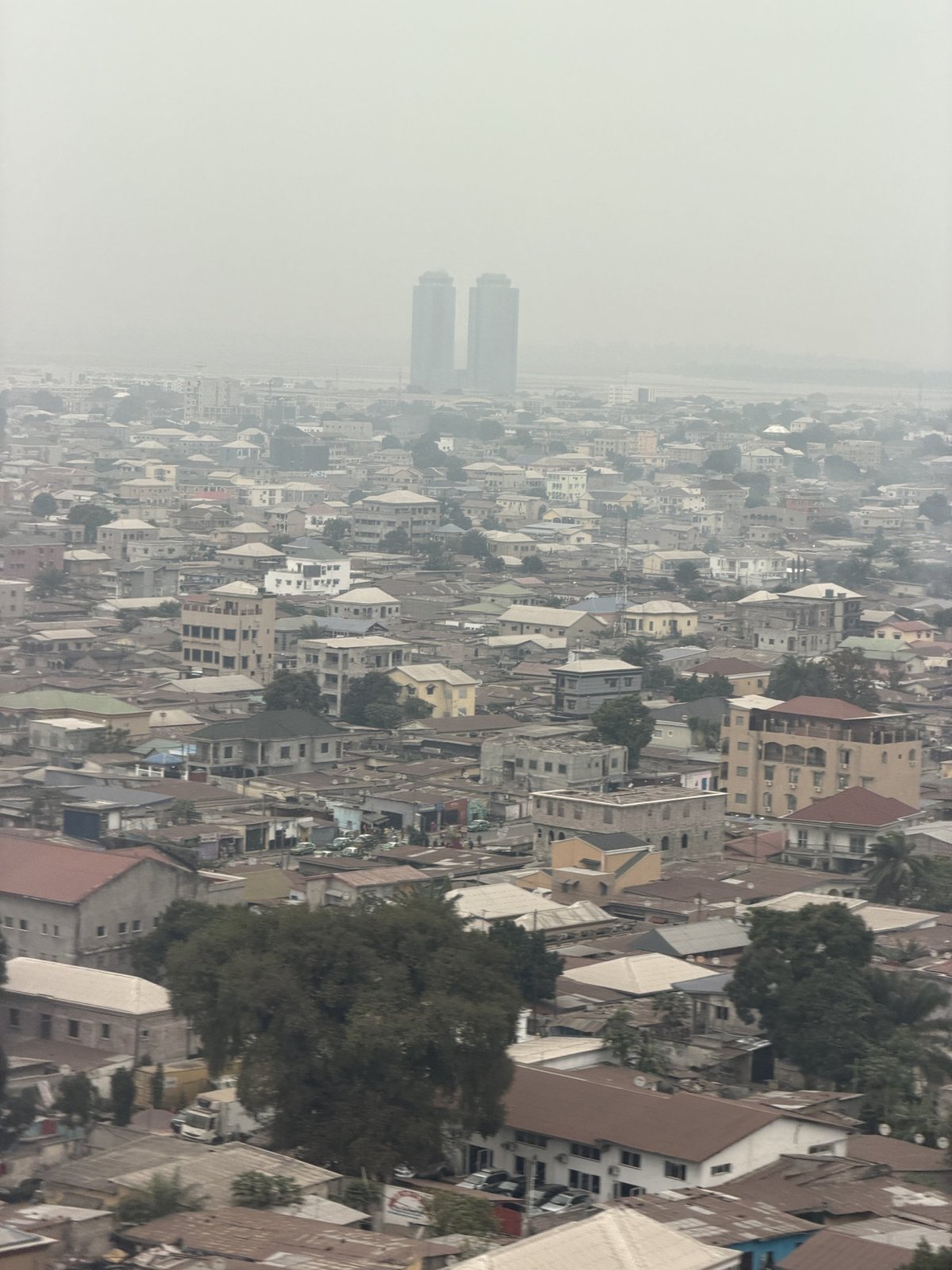 Výhled na město Brazzaville při přistání