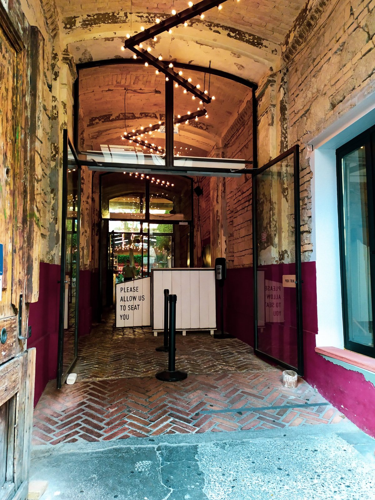 Pokud nevíte, kde se bar MAZEL TOV nachází, je snadné jej minout.