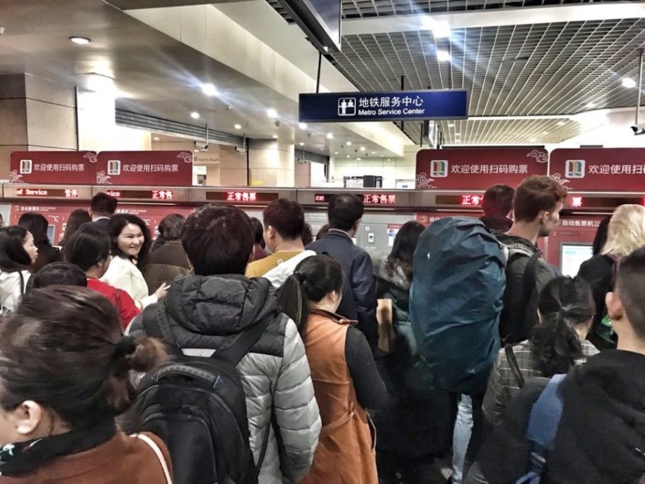 fronta na lístek na metro