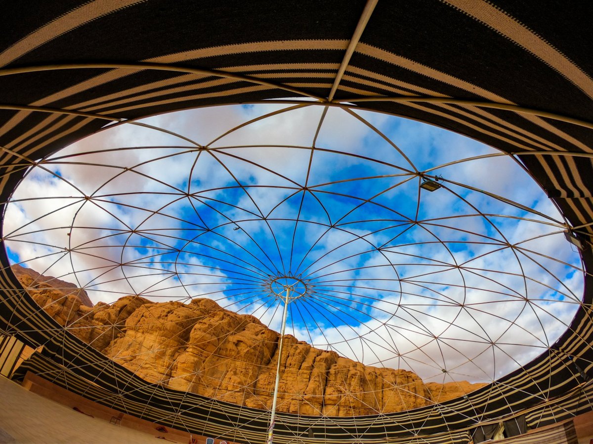 Zázemí pouštního kempu