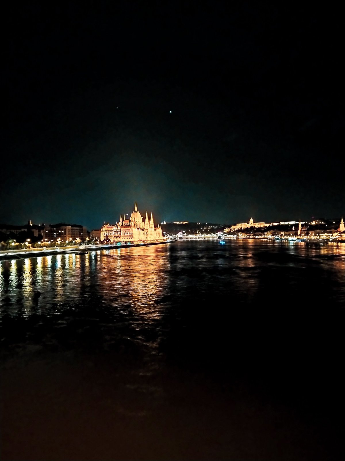 Noční procházky Budapeští se podobají procházkám Prahou.