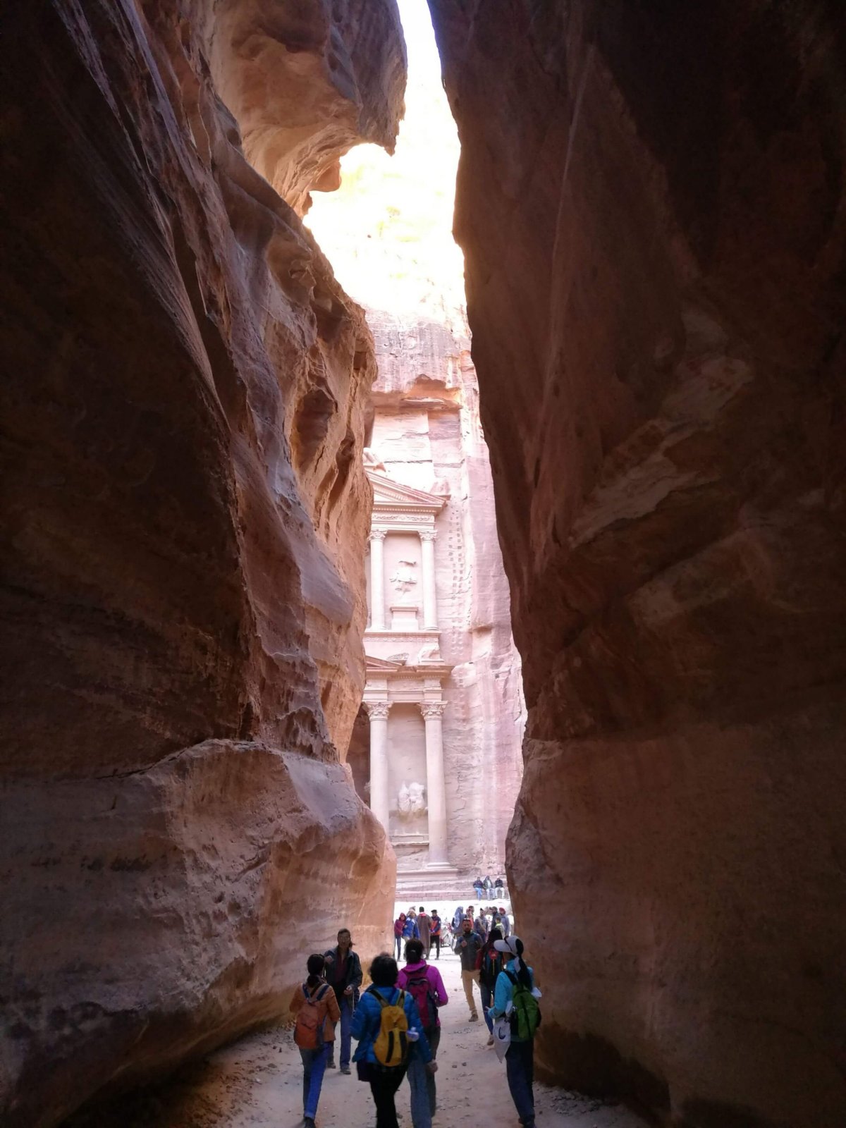 Příchod k Pokladnici skrz Siq, dlouhý úzký průchod mezi skalami