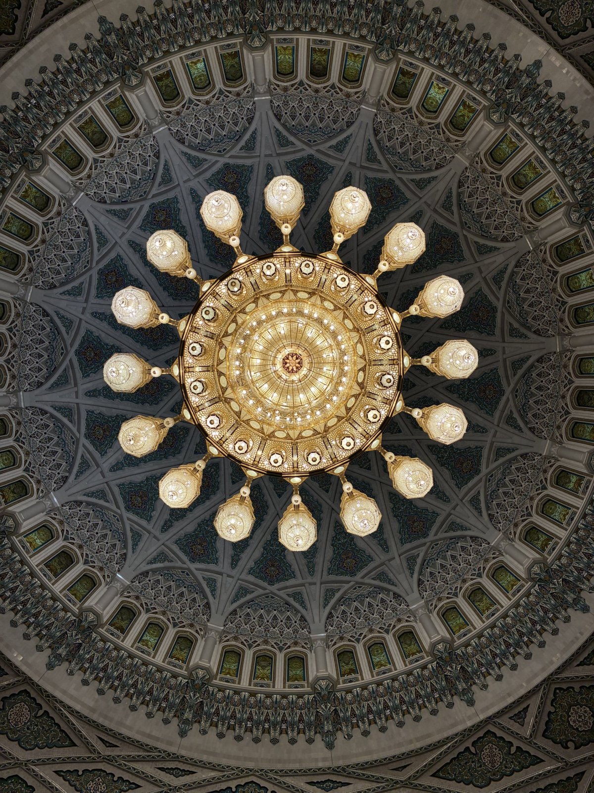 Lustr ve Velké mešitě Sultána Qaboose