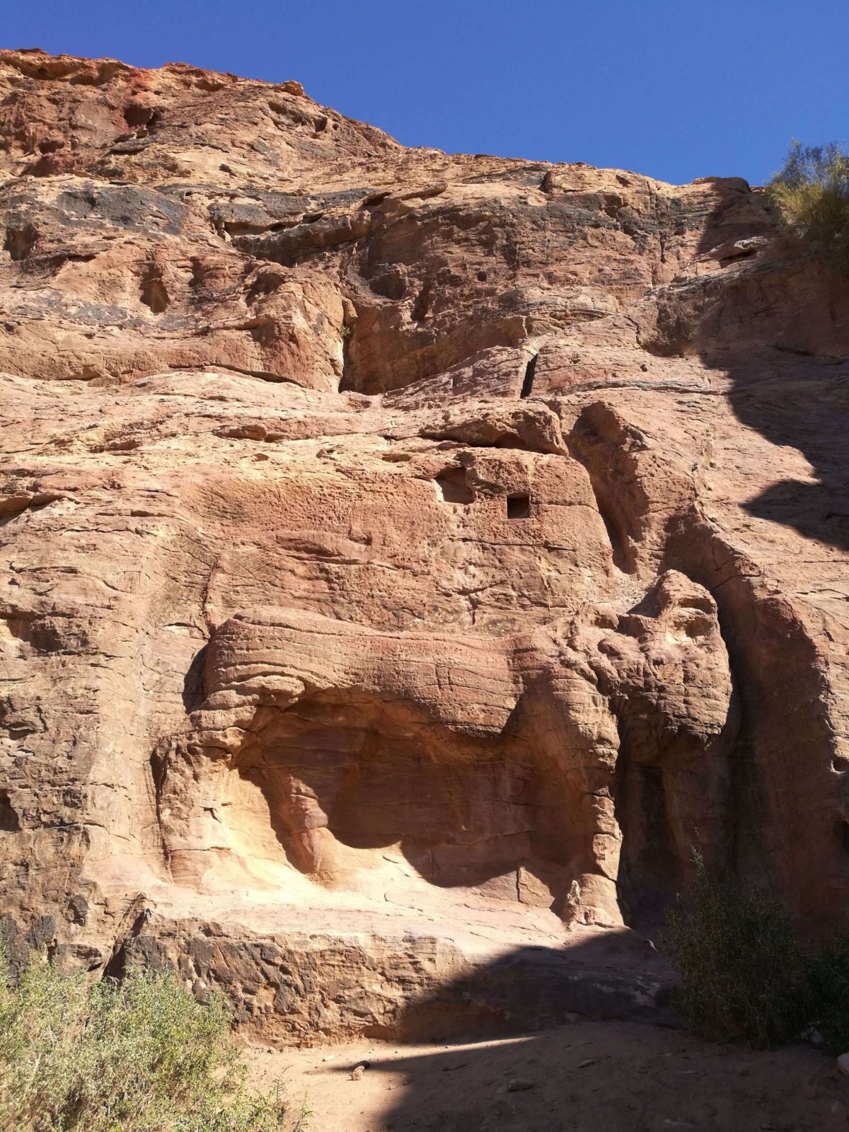 Lion's Monument. Kdysi měl i hlavu, ze které tekla voda.