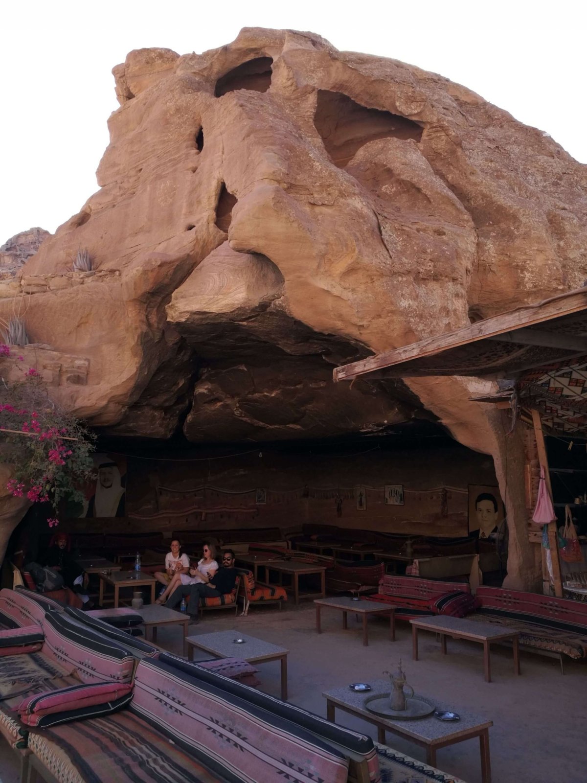 Posezení u restaurace naproti klášteru Ad Deir