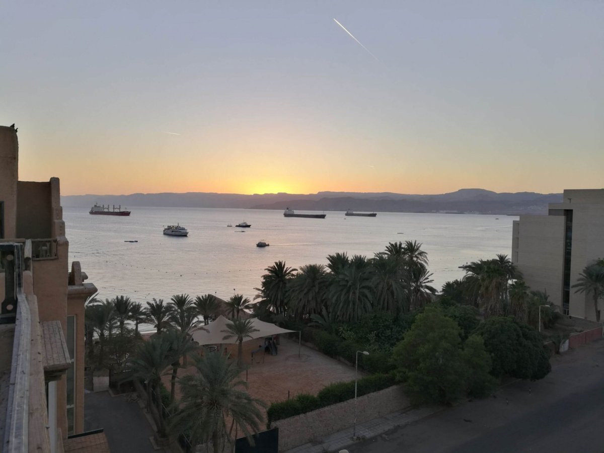 Západ slunce nad Izraelí a Egyptem. Lodě čekají na povolení ke vplutí do přístavu