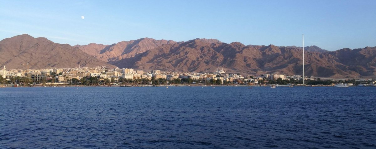 Pohled na Aqabu z lodi