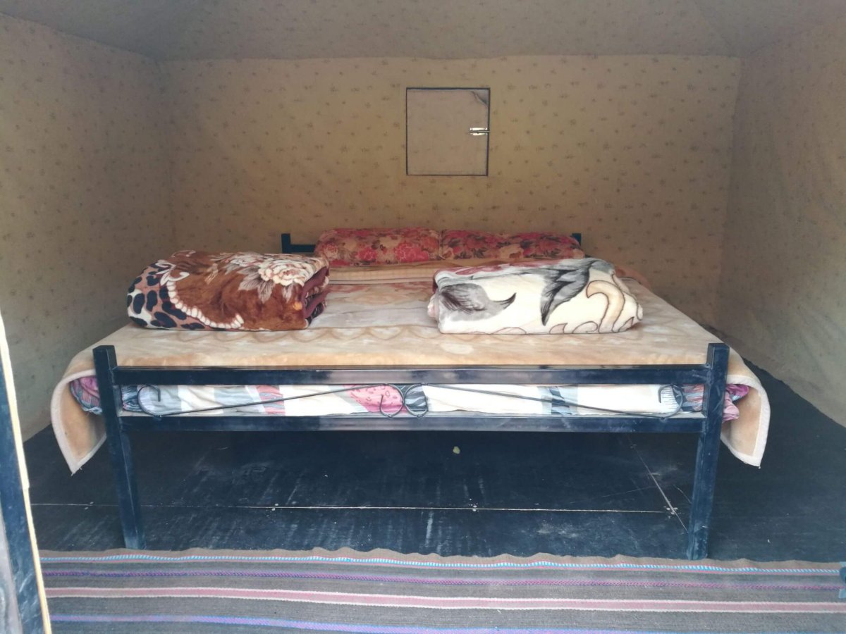 Postele překvapivě bytelné. Možná ještě větším překvapením byla elektrika i ve stanu.