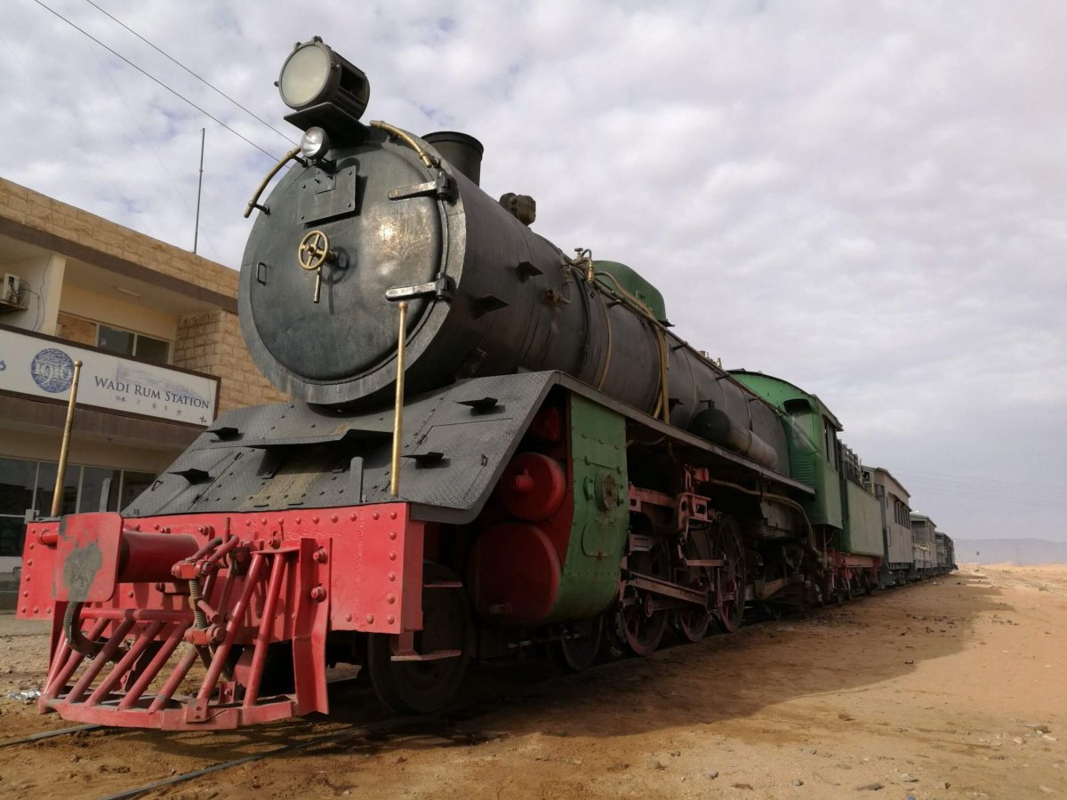 Lokomotiva japonské výroby z roku 1956 ve Wadi Rum Station