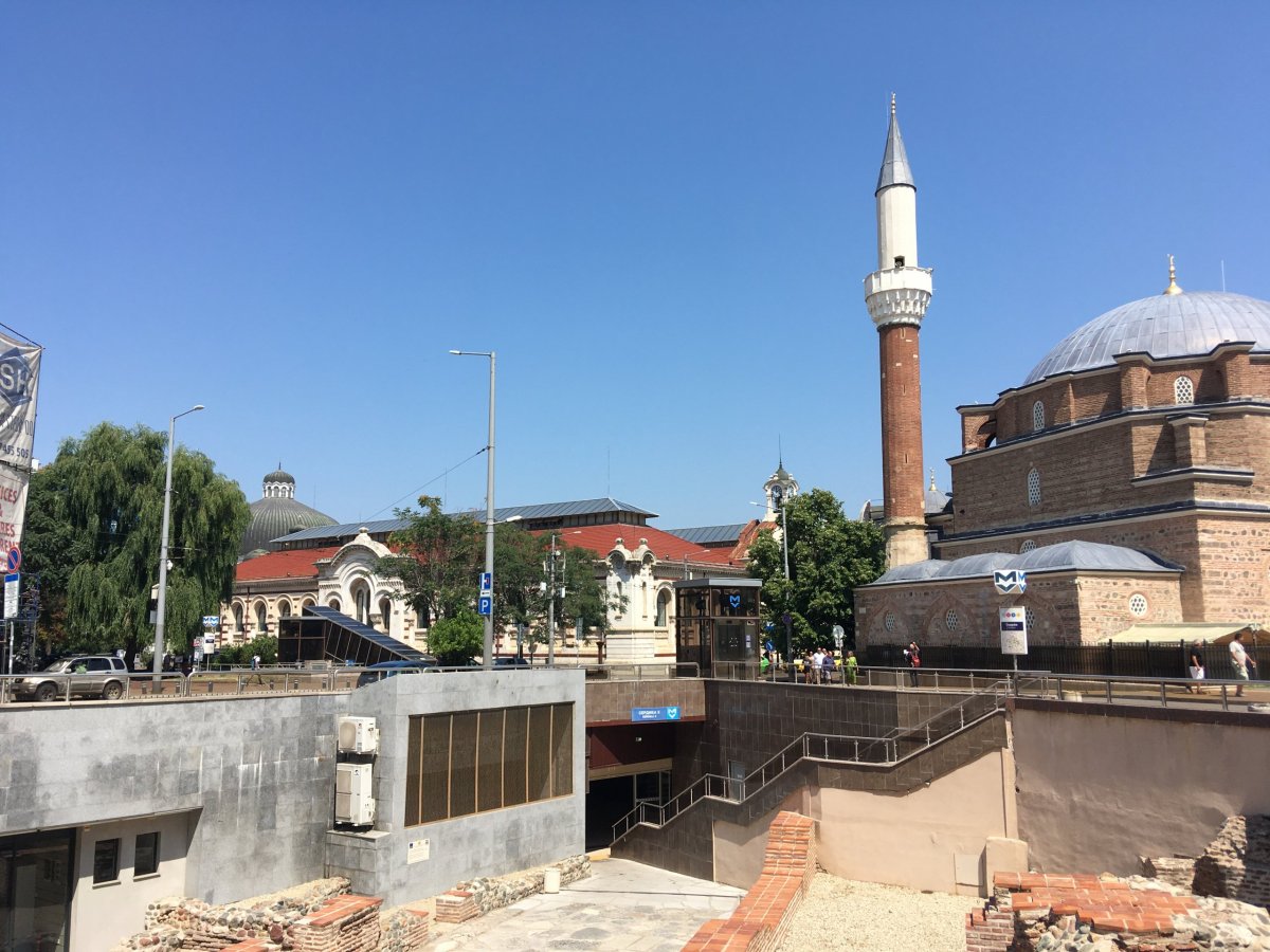 Serdika, mešita Banja Baši, vlevo kupole synagogy