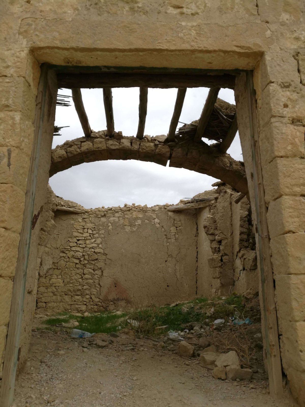 Bezpečnější je si některé stavby prohlížet z povzdálí.