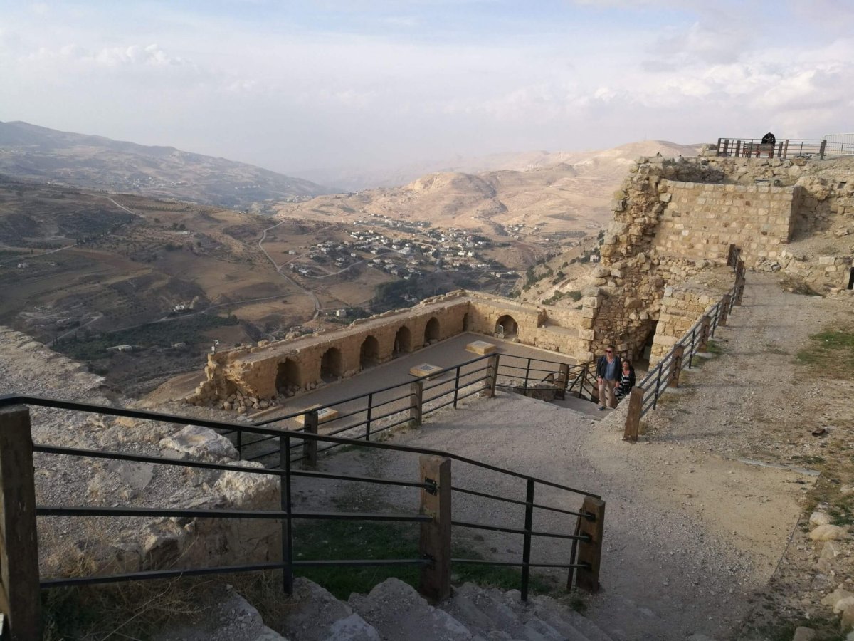 Výhled z hradu. Kdesi v oparu Mrtvé moře