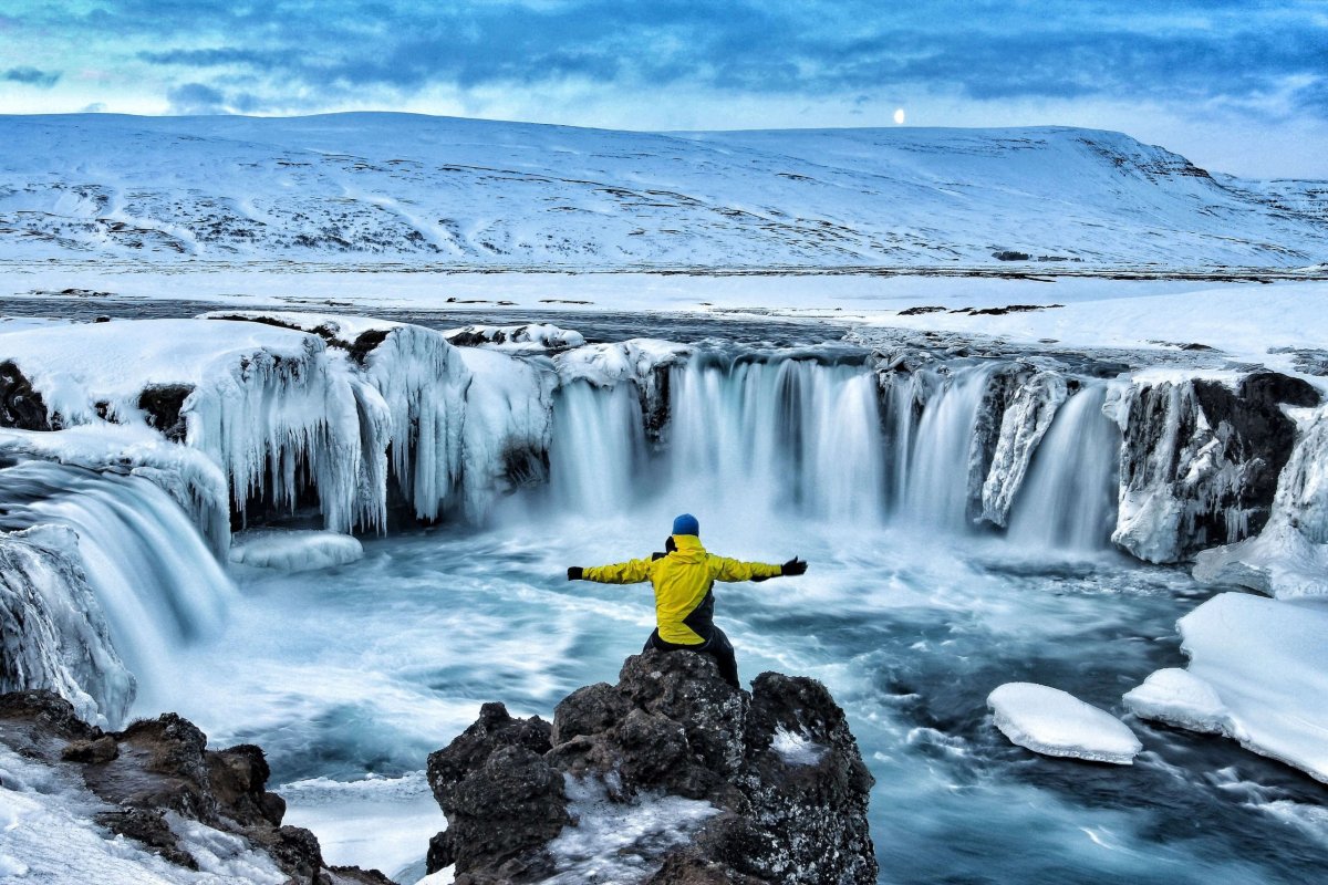 Zima na Islandu u vodopádu Godafoss