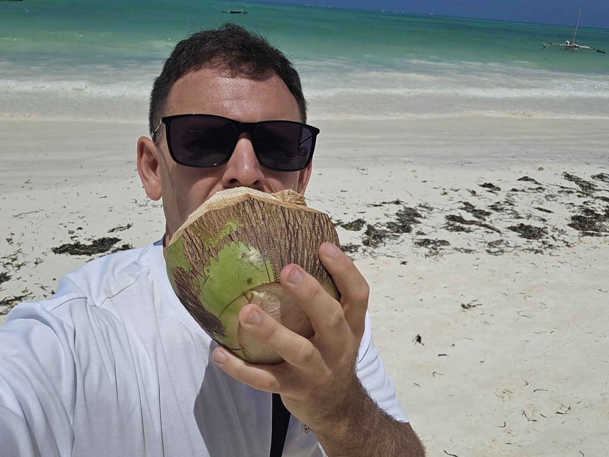 Já piju kokos na pláži v Paje