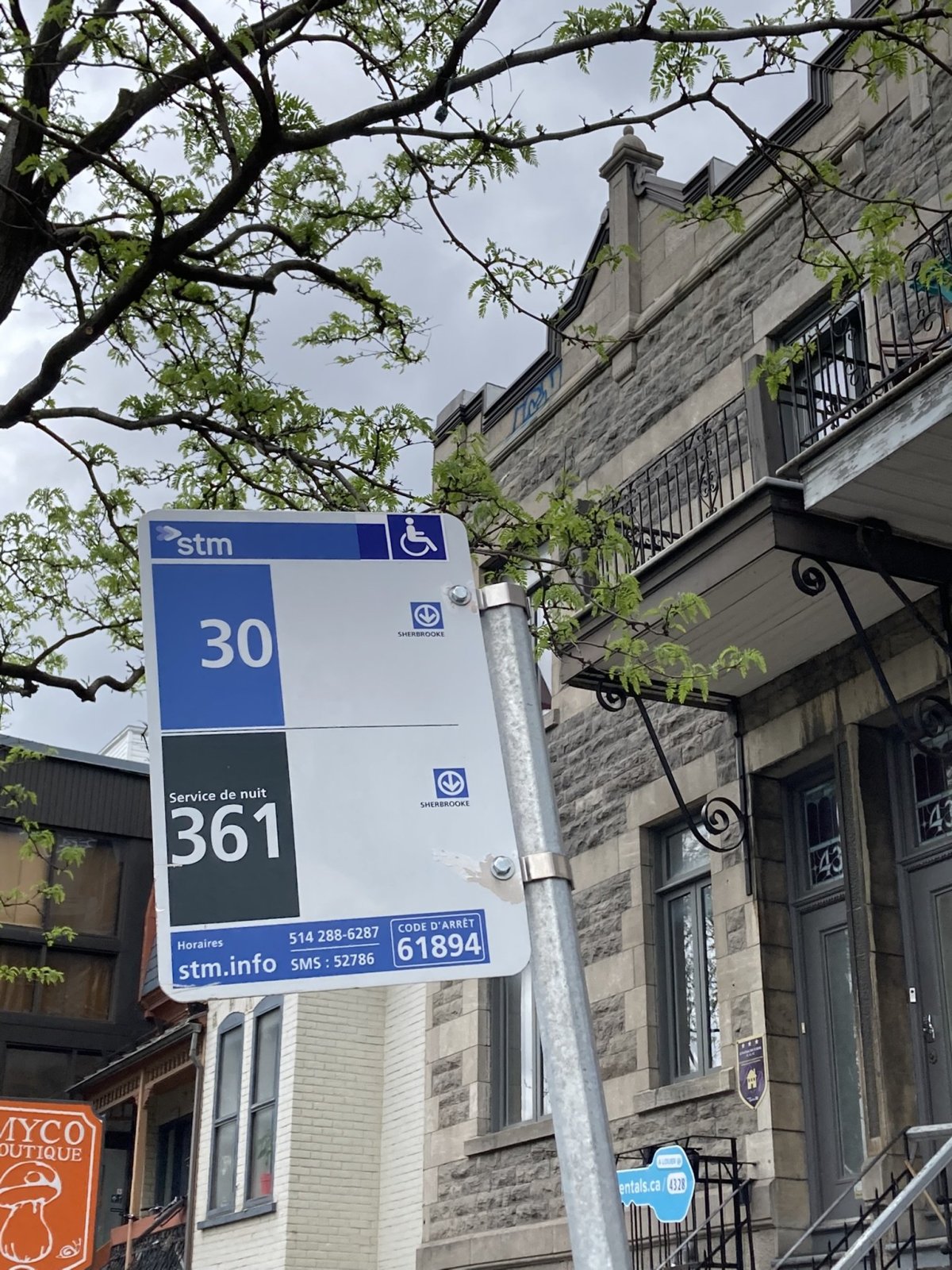 A z označníku zastávky toho opravdu moc nevyčtete