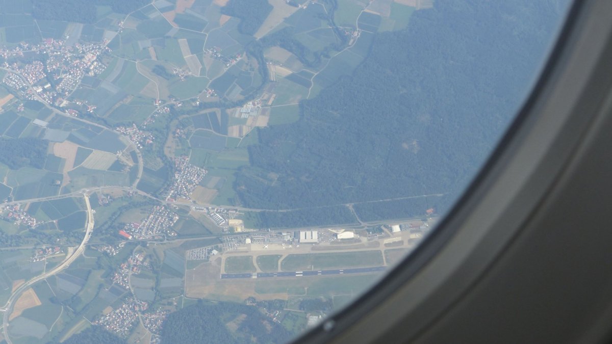 Přelet letiště ve Friedrichshafenu